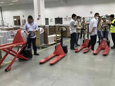 電動(dòng)高升程搬運(yùn)車交付使用，感謝廠家羅總親自跟客戶講解操作方法！